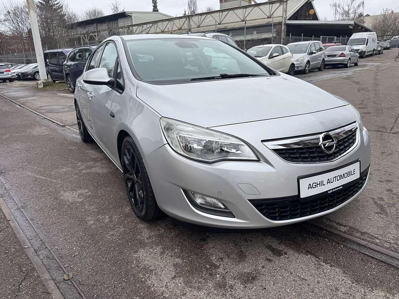 Argon silber/ice silver (m2) Gebraucht 2012 Opel Astra Design Edition Kleinwagen | 3.700 € (Fairer Preis) - Bild 1/4