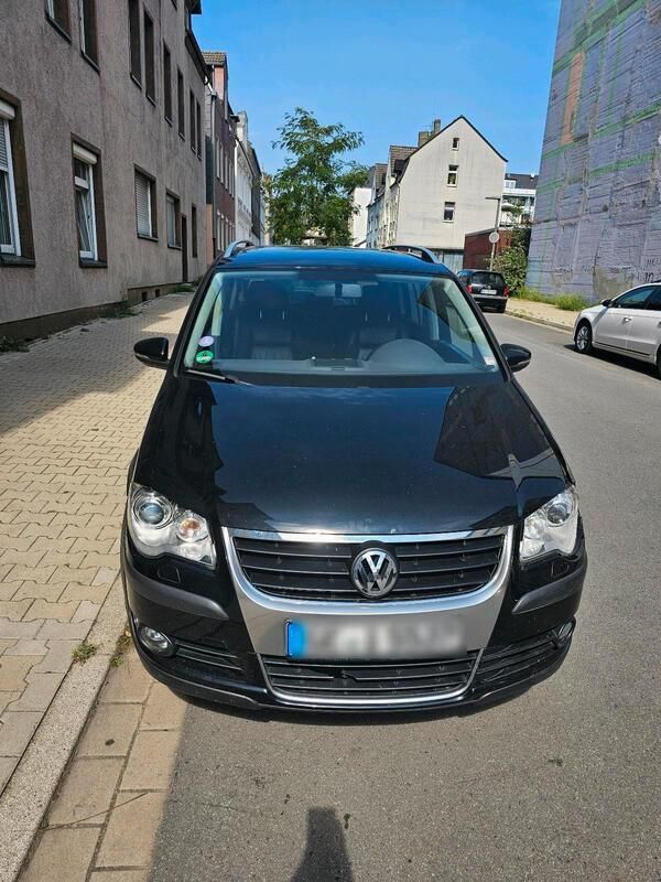 Schwarz Gebraucht 2010 VW Touran Cross Van / Kleinbus | 7.999 € (Fairer Preis) - Bild 1/4