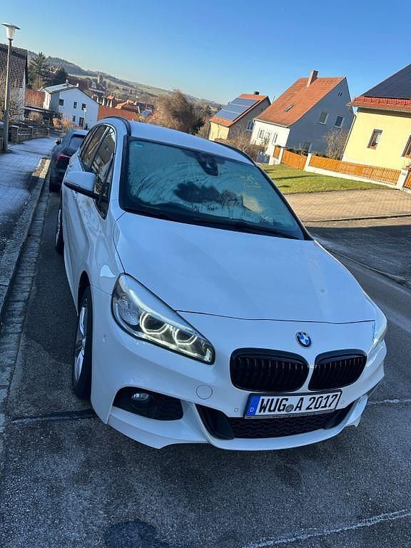 Weiß Gebraucht 2016 BMW 220 Gran Tourer Sport Line Van / Kleinbus | 11.300 € (Guter Preis) - Bild 1/4