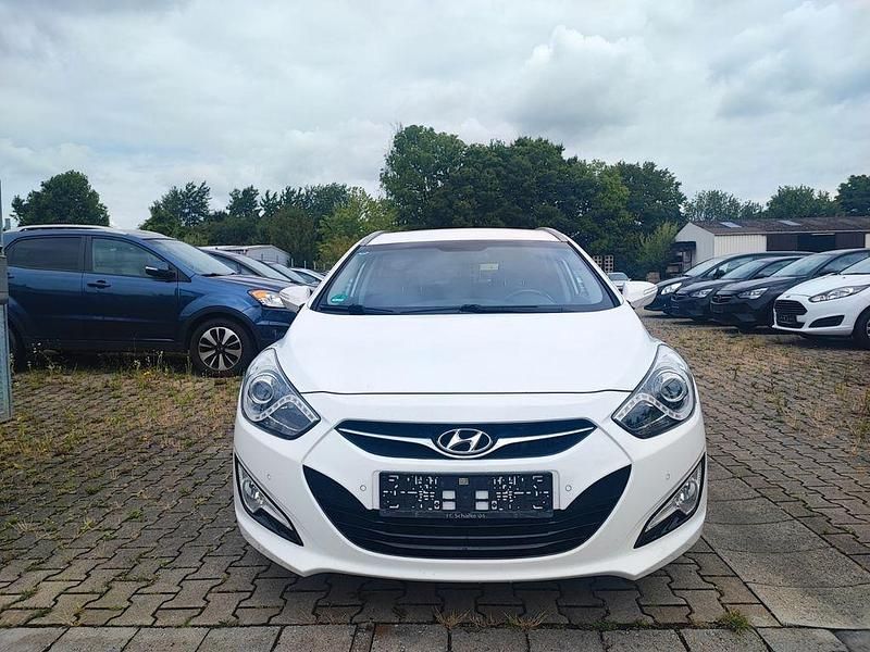 Weiß Gebraucht 2012 Hyundai i40 Comfort Kombi | 6.590 € (Fairer Preis) - Bild 1/4