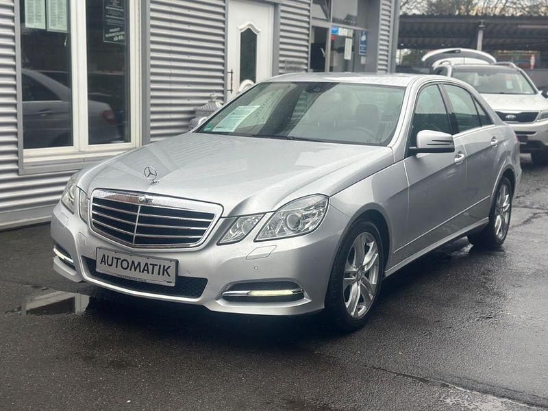 Silber Gebraucht 2012 Mercedes E200 Limousine | 16.750 € (Fairer Preis) - Bild 1/4