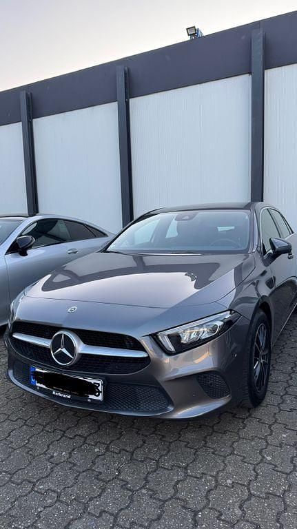 Grau Gebraucht 2019 Mercedes A180 Limousine | 20.900 € (Fairer Preis) - Bild 1/4