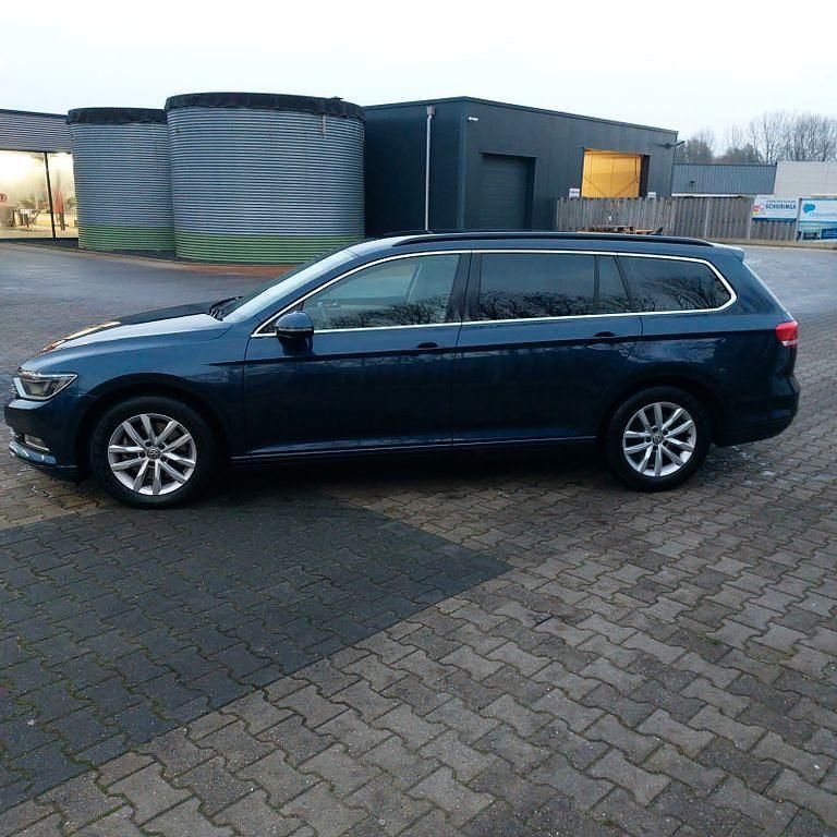 Blau Gebraucht 2015 VW Passat Comfortline Kombi | 8.900 € (Superpreis) - Bild 1/4
