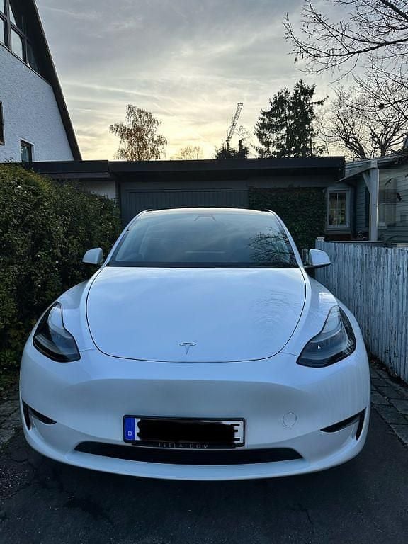 Weiß Gebraucht 2023 Tesla Model Y SUV | 36.000 € (Superpreis) - Bild 1/4