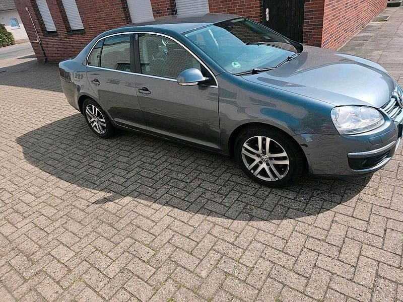 Usado VW Jetta 140 HP (102 kW) 2009 Cinzento Sedan