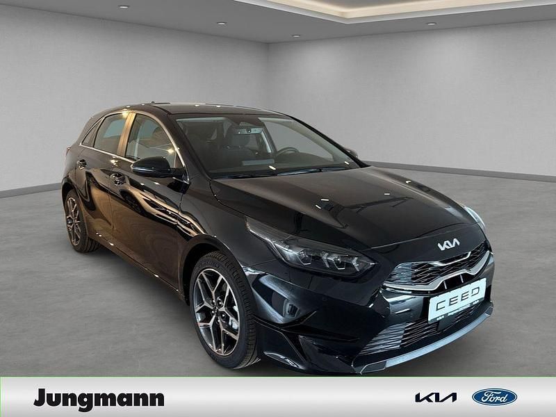 Schwarz Neu 2025 Kia Ceed Spirit Limousine | 25.890 € (Guter Preis) - Bild 1/4