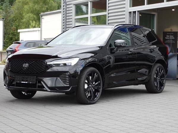 Schwarz (onyx black / metallic) Neu 2025 Volvo XC60 Plus SUV | 59.721 € (Superpreis) - Bild 1/4