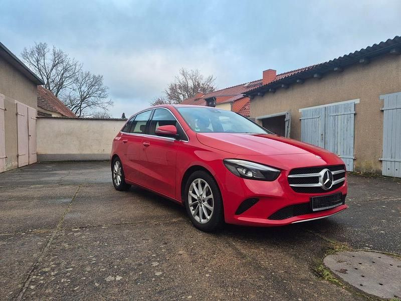 Rot Gebraucht 2019 Mercedes B180 Progressive Van / Kleinbus | 20.999 € (Fairer Preis) - Bild 1/4