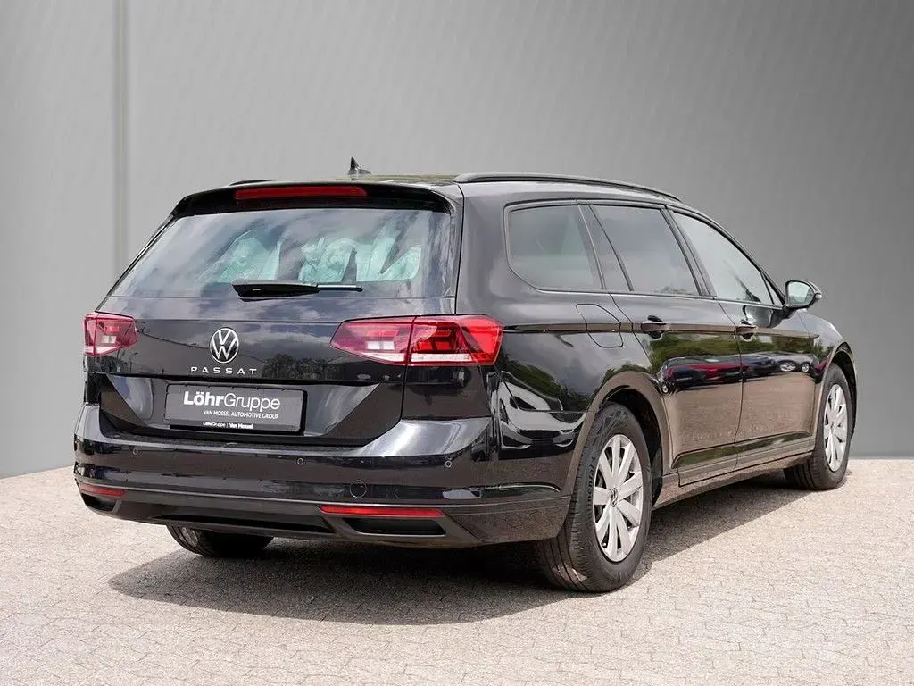 Gebraucht VW Passat Basis 122 PS (89 kW) 2022 Schwarz Kombi