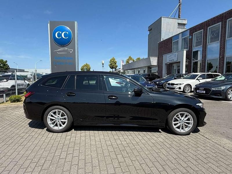 Black sapphire Gebraucht 2022 BMW 320 Shadowline Kombi | 30.400 € (Superpreis) - Bild 1/3