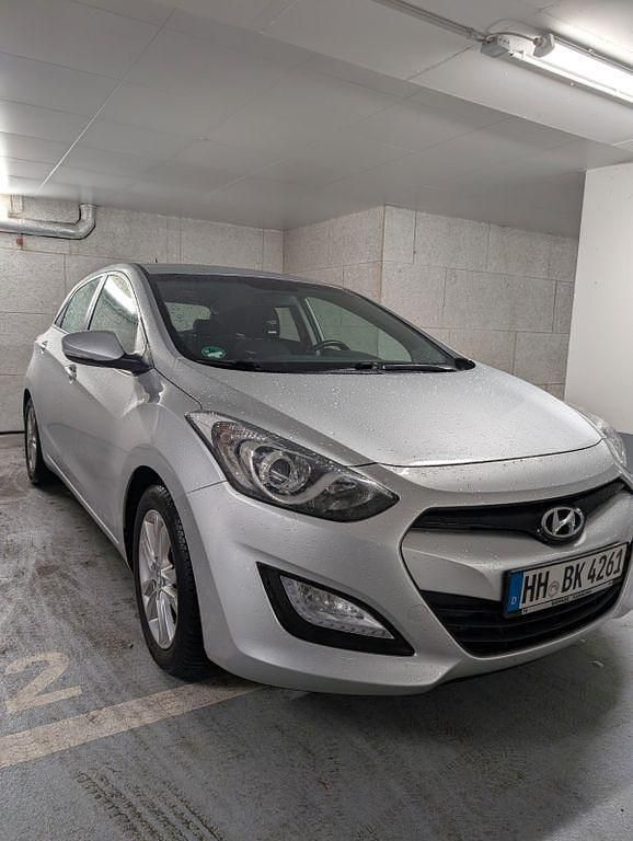 Gebraucht Hyundai i30 Edition 100 PS (73 kW) 2014 Silber Limousine