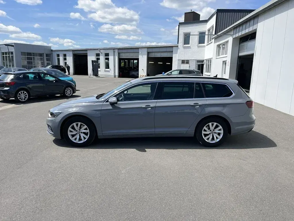 Gebraucht VW Passat Business 122 PS (89 kW) 2023 Grau Kombi