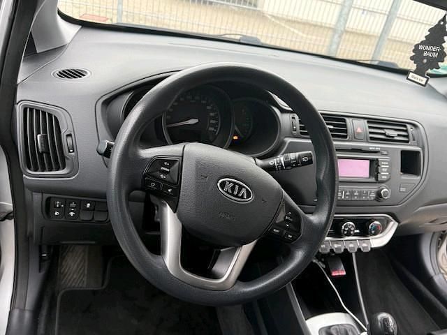 Gebraucht Kia Rio 109 PS (80 kW) 2012 Silber Limousine