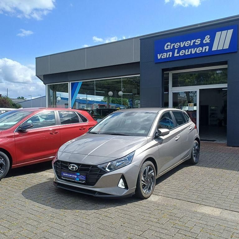 Grau Gebraucht 2023 Hyundai i20 Select Limousine | 16.300 € (Fairer Preis) - Bild 1/4