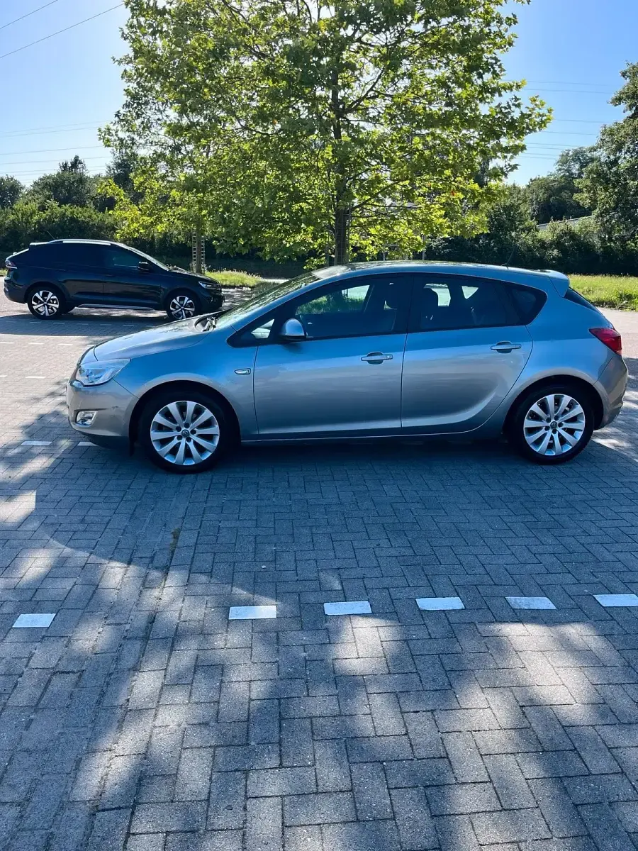 Gebraucht Opel Astra 116 PS (85 kW) 2011 Grau Limousine