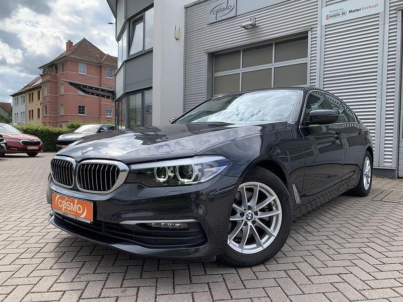 Grau Gebraucht 2018 BMW 520 Sport Line Limousine | 25.940 € (Fairer Preis) - Bild 1/4