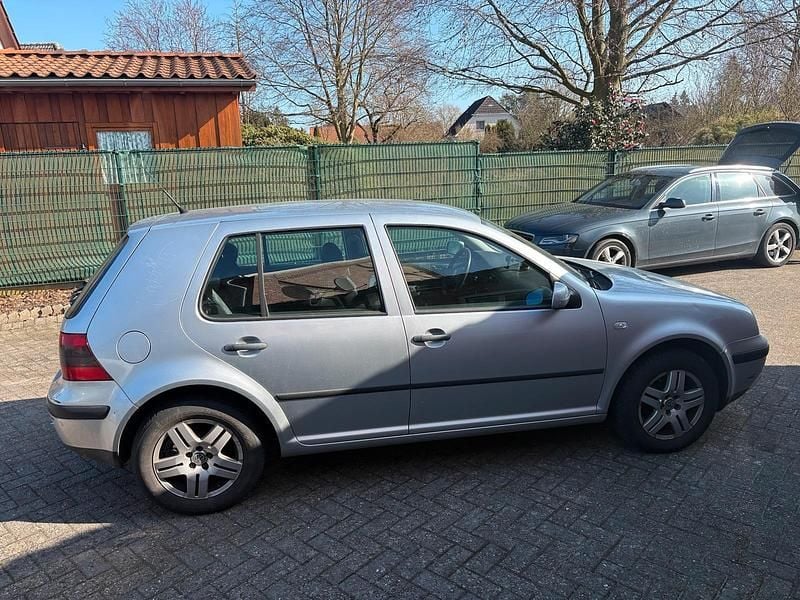 Second-hand VW Golf IV 75 CP (55 kW) 2002 Argintiu Berlinǎ