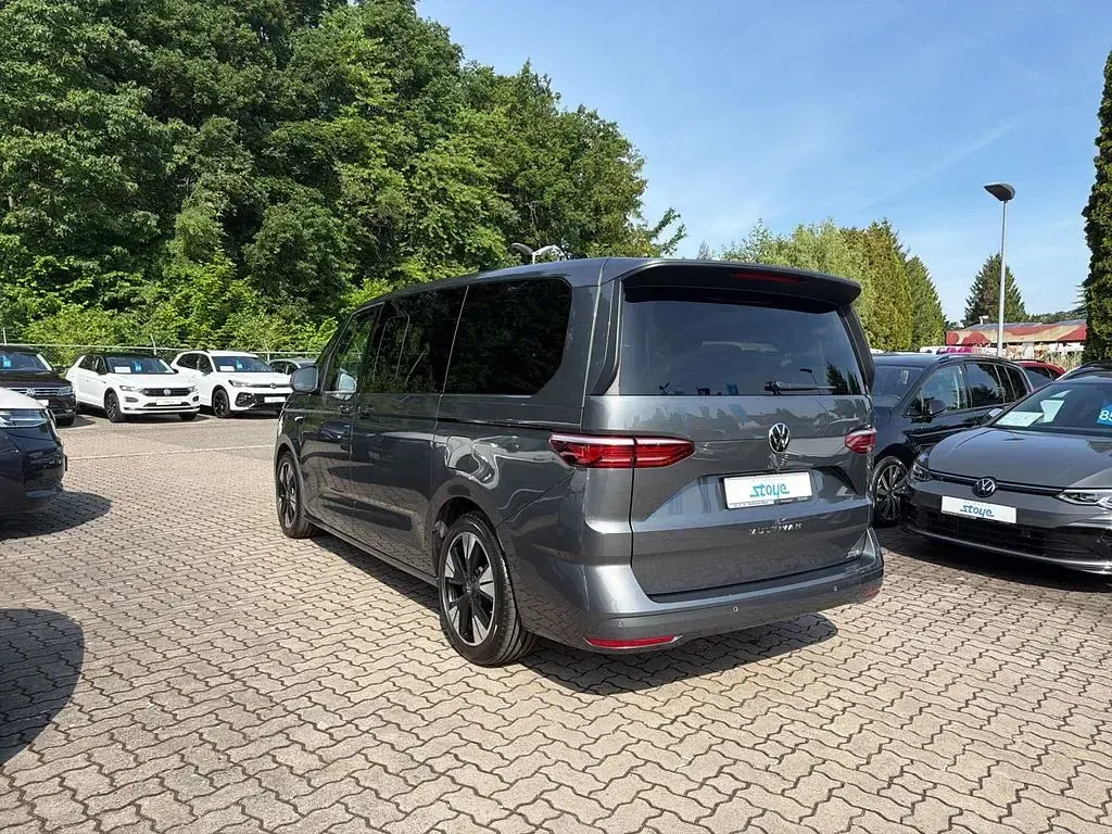 Gebraucht VW Multivan Life 150 PS (110 kW) 2025 Indiumgrau metallic Van / Kleinbus