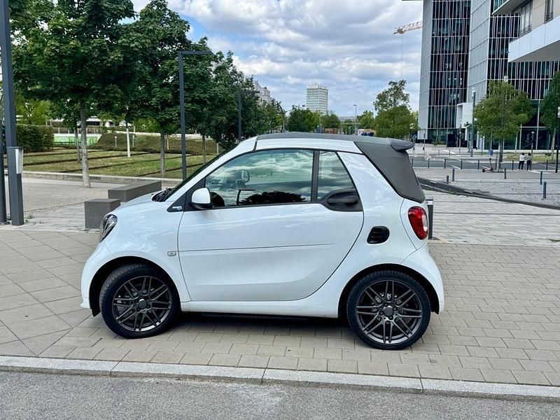 Weiß Gebraucht 2019 Smart ForTwo Cabrio Brabus Cabrio | 20.500 € (Etwas zu teuer) - Bild 1/4
