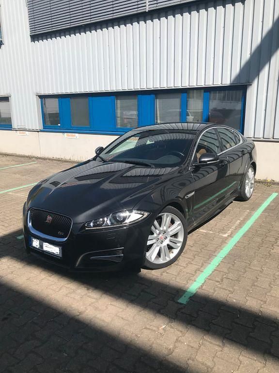 Grau Gebraucht 2015 Jaguar XF S Limousine | 11.900 € - Bild 1/4