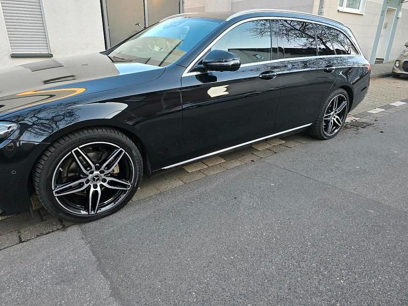 Gebraucht Mercedes E220 194 PS (142 kW) 2017 Schwarz Kombi