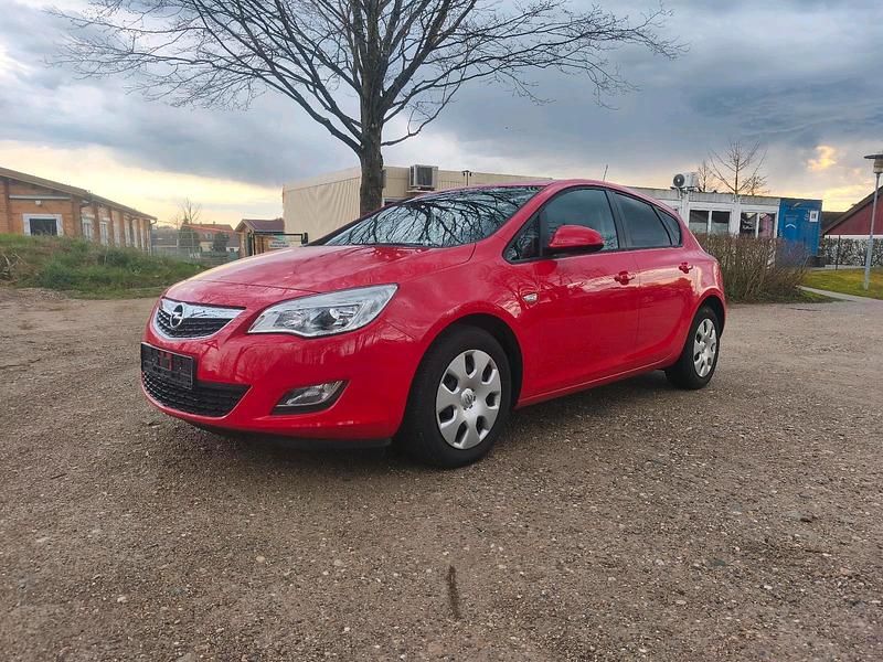 Gebraucht Opel Astra Edition 116 PS (85 kW) 2011 Rot Limousine