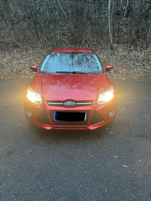 Gebraucht Ford Focus Titanium 125 PS (91 kW) 2011 Rot Limousine