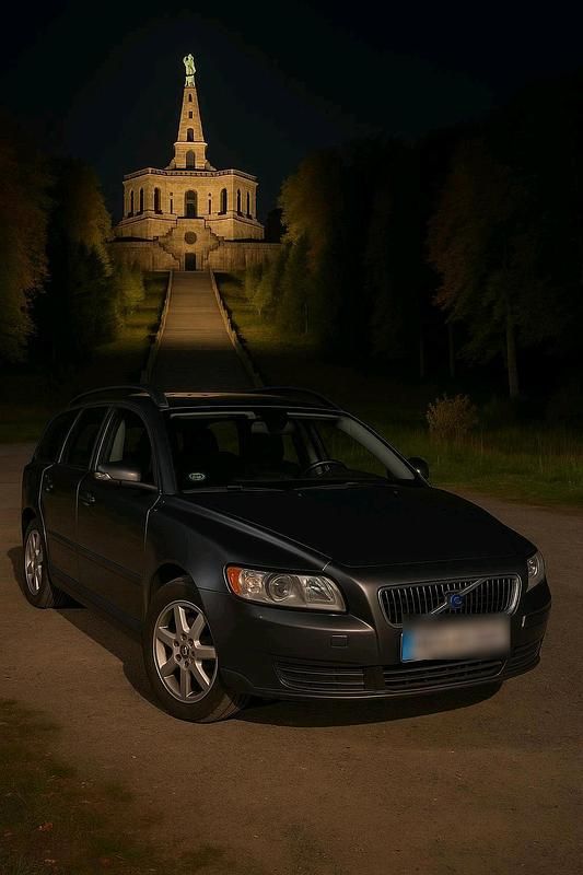 Grau Gebraucht 2005 Volvo V50 Kombi | 2.750 € (Fairer Preis) - Bild 1/4