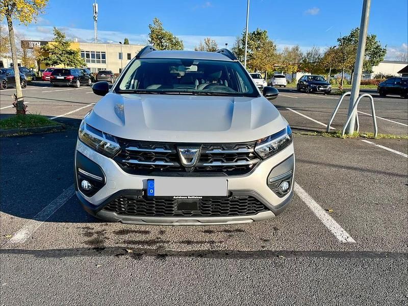 Grau Gebraucht 2022 Dacia Jogger Extreme Van / Kleinbus | 12.980 € - Bild 1/4