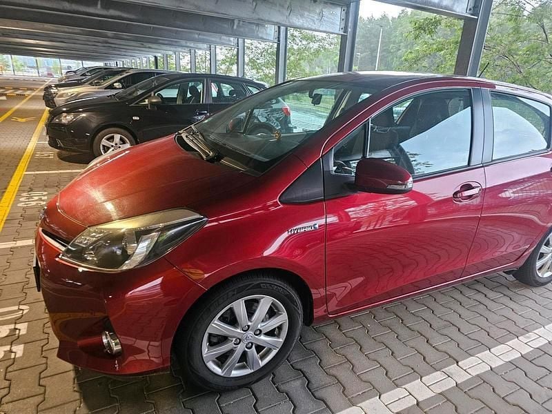 Rot Gebraucht 2013 Toyota Yaris Hybrid Kleinwagen | 9.845 € (Teuer) - Bild 1/4