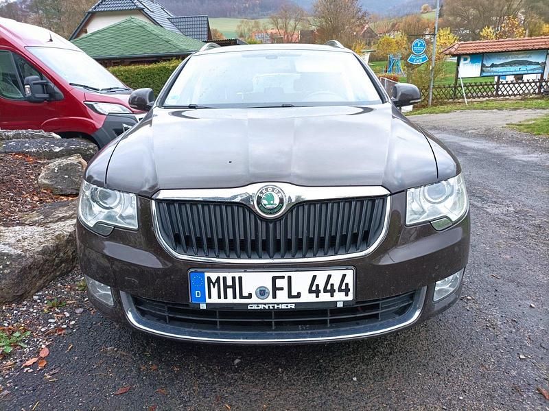 Schwarz Gebraucht 2012 Skoda Superb Kombi | 6.500 € (Fairer Preis) - Bild 1/4