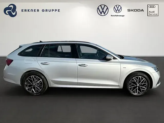 Gebraucht Skoda Octavia Clever 150 PS (110 kW) 2022 Brilliantsilber metallic Kombi