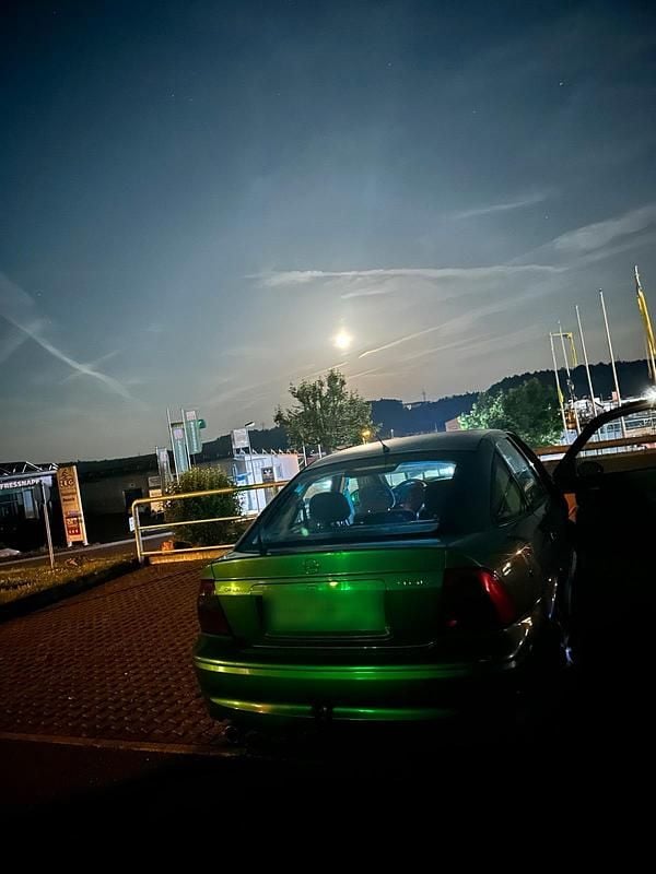 Grün Gebraucht 1999 Opel Vectra Limousine | 1.100 € (Fairer Preis) - Bild 1/4