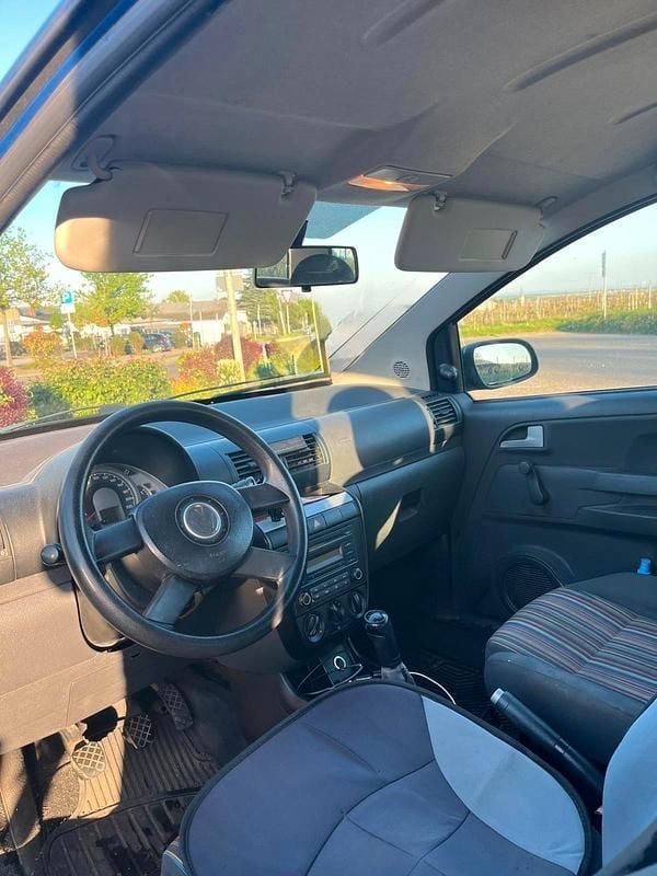 Second-hand VW Fox 55 CP (40 kW) 2005 Albastru Hatchback