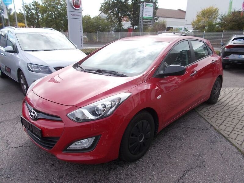 Rot Gebraucht 2014 Hyundai i30 Classic Limousine | 8.990 € (Fairer Preis) - Bild 1/4