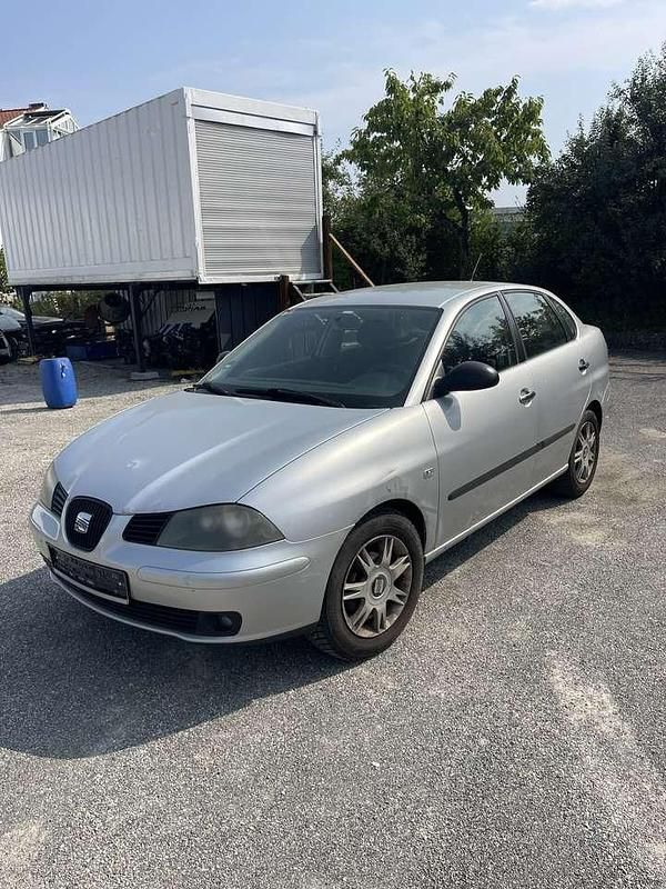Grau Gebraucht 2002 Seat Cordoba Sport Limousine | 1.500 € - Bild 1/4