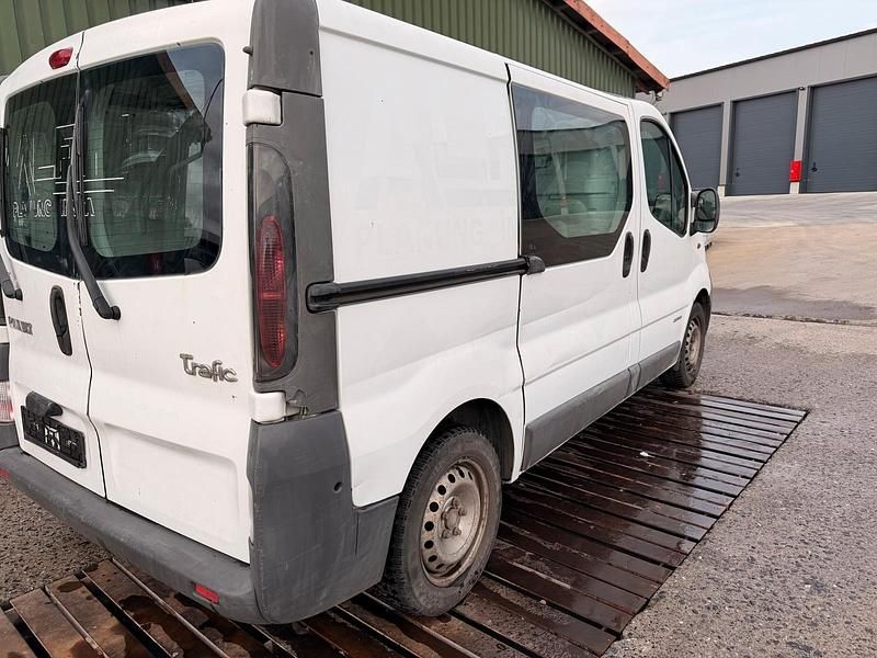 Gebraucht Renault Traffic 100 PS (73 kW) 2006 Weiß Limousine