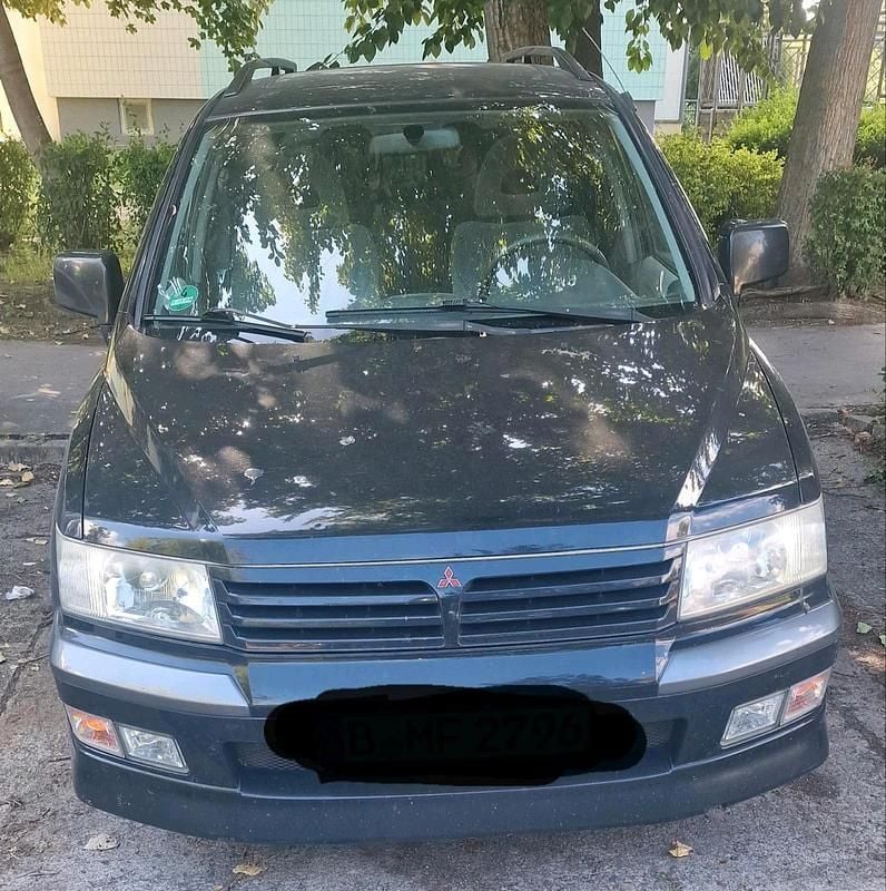 Schwarz Gebraucht 2000 Mitsubishi Space Wagon Van / Kleinbus | 900 € - Bild 1/4