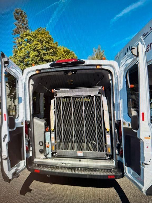 Weiß Gebraucht 2024 Ford Transit Trend Kombi | 56.900 € - Bild 1/4