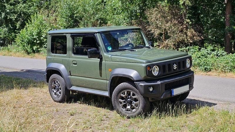 Grün Gebraucht 2019 Suzuki Jimny Comfort+ SUV | 29.900 € (Fairer Preis) - Bild 1/4