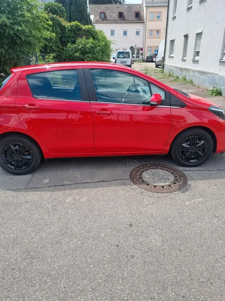 Gebraucht Toyota Yaris 69 PS (50 kW) 2015 Rot Kleinwagen