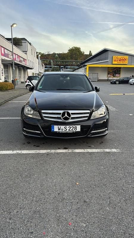 Schwarz Gebraucht 2011 Mercedes C200 Avantgarde Limousine | 9.999 € (Fairer Preis) - Bild 1/4
