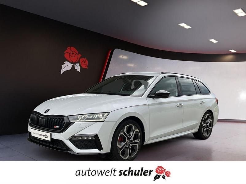 Moonweiss metallic Gebraucht 2023 Skoda Octavia RS Kombi | 34.979 € (Fairer Preis) - Bild 1/4