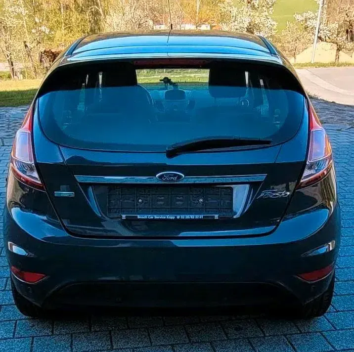 Gebraucht Ford Fiesta 101 PS (74 kW) 2014 Grau Kleinwagen