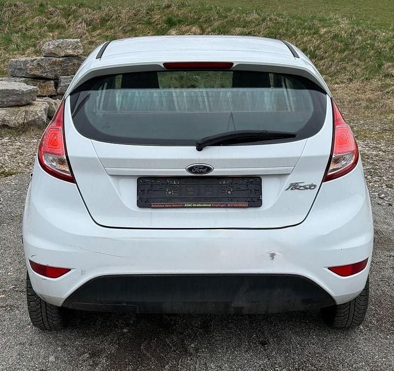 Gebraucht Ford Fiesta 60 PS (44 kW) 2013 Weiß Kleinwagen