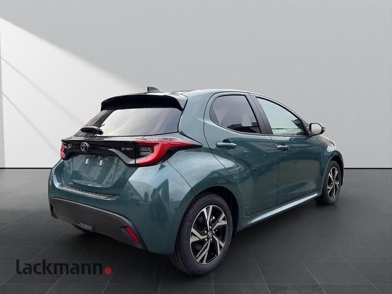 Neu Toyota Yaris Hybrid 117 PS (86 kW) 2025 Gruen Kleinwagen