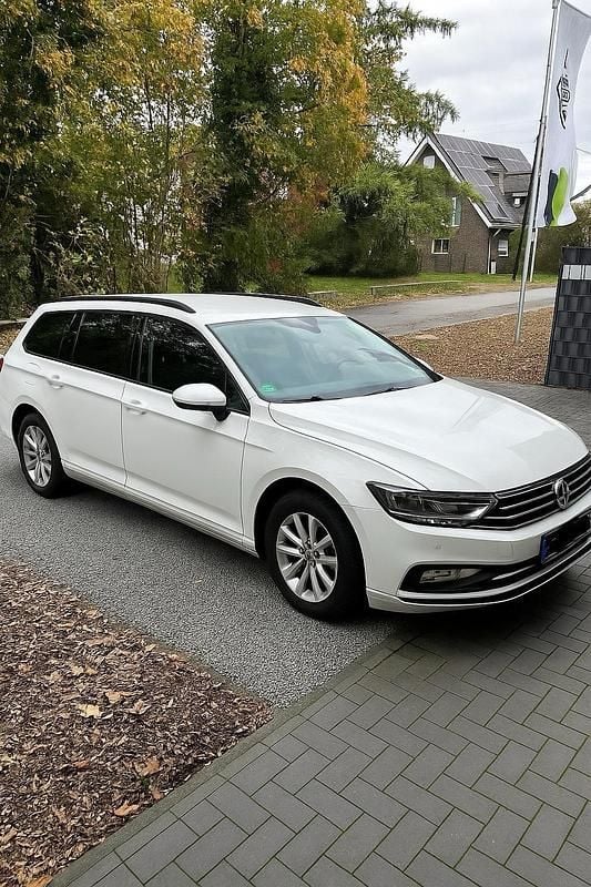Weiß Gebraucht 2016 VW Passat Kombi | 12.500 € - Bild 1/3