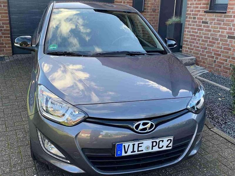 Gebraucht Hyundai i20 Edition 86 PS (63 kW) 2014 Grau Kleinwagen