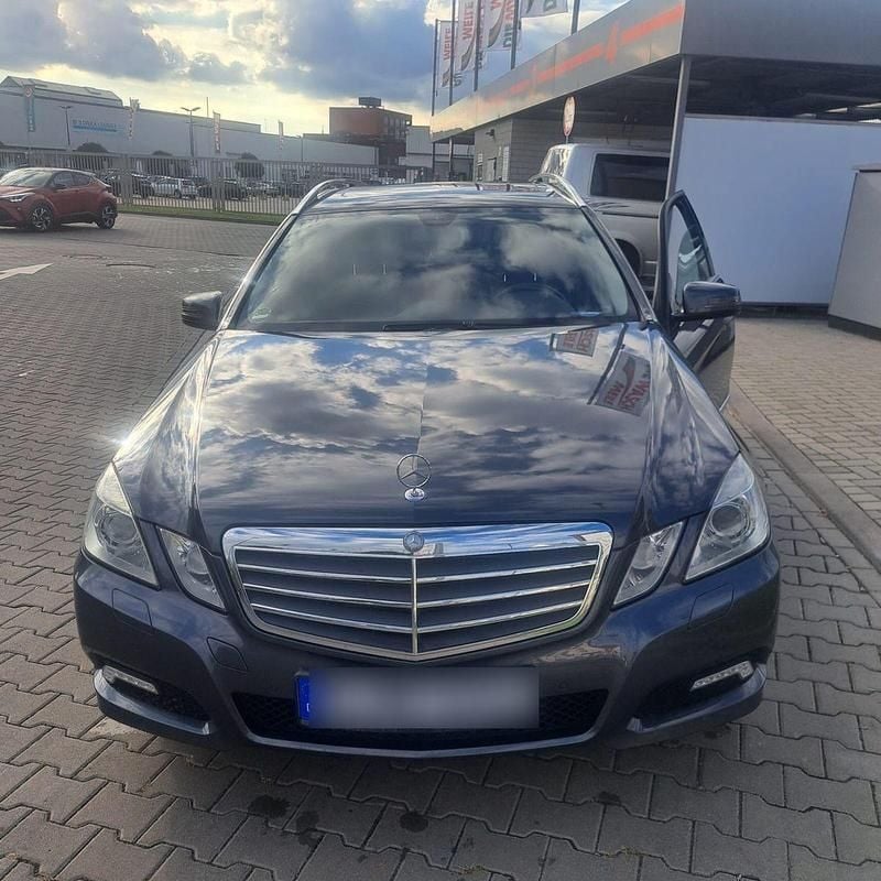Grau Gebraucht 2010 Mercedes E350 Avantgarde Kombi | 10.450 € (Guter Preis) - Bild 1/4