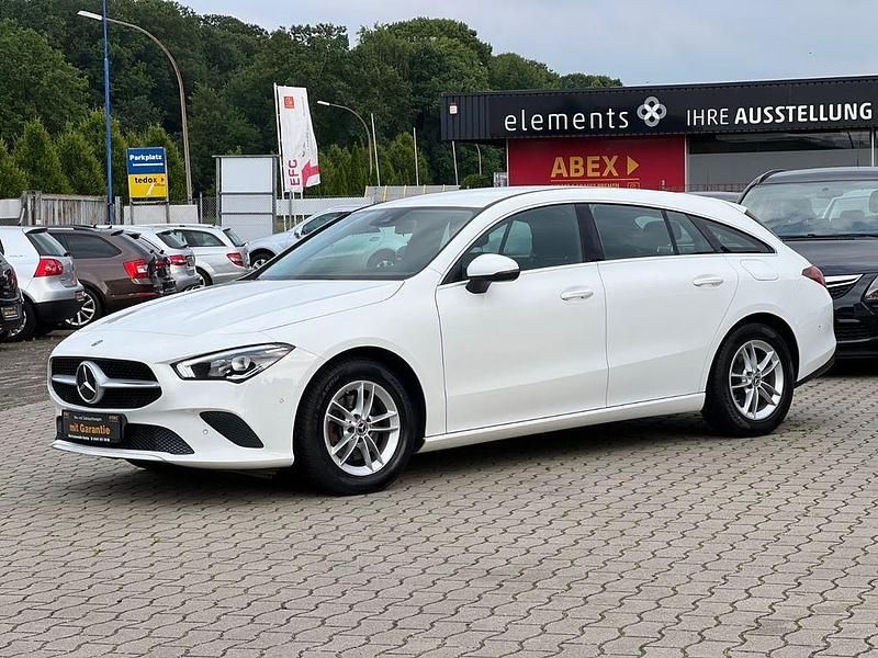 Weiß Gebraucht 2019 Mercedes CLA180 Shooting Brake Kombi | 23.799 € - Bild 1/4
